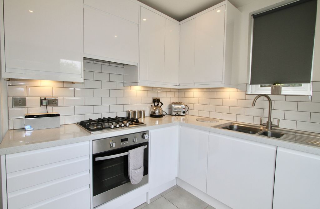 Property photo 2 of 10 Kitchen