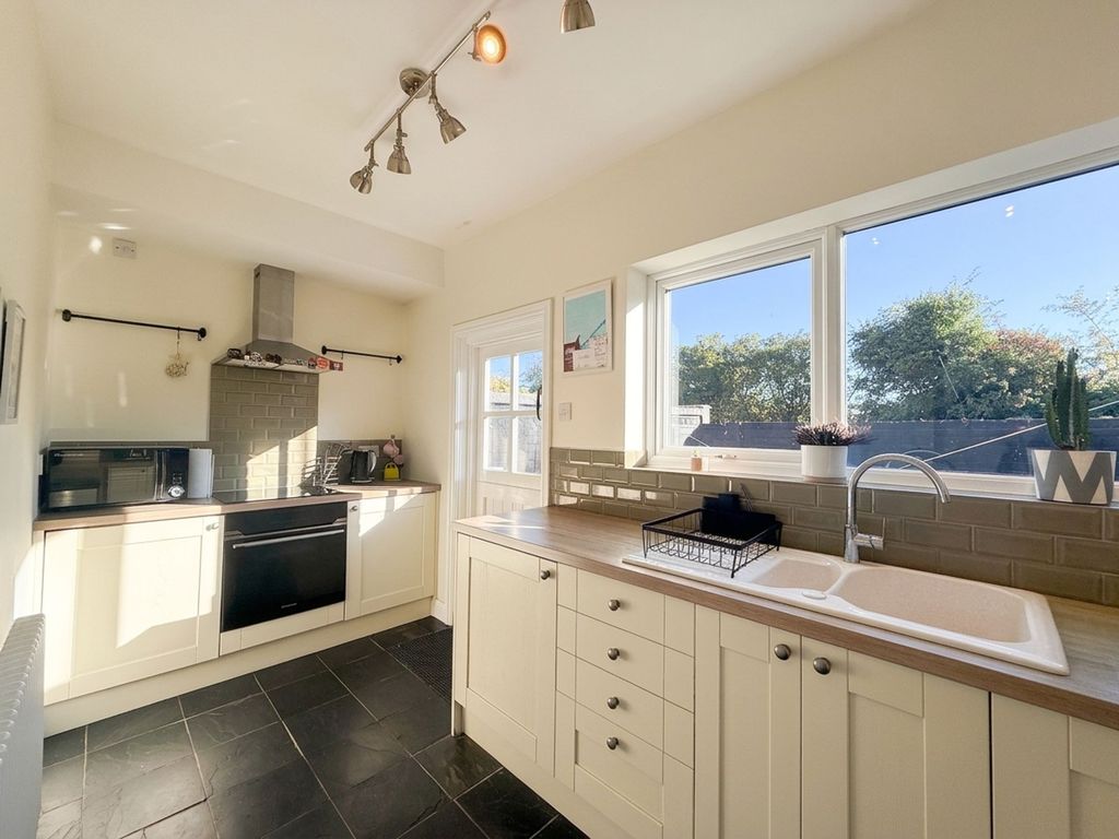 Property photo 2 of 11 Kitchen