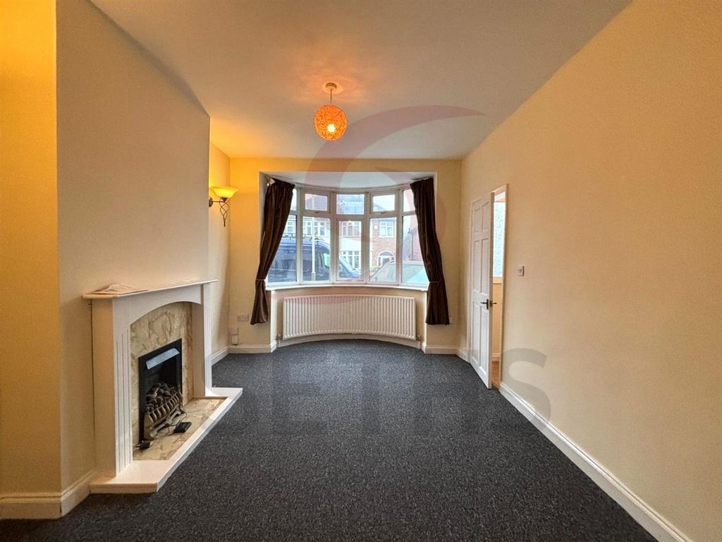 Property photo 3 of 11 Lounge