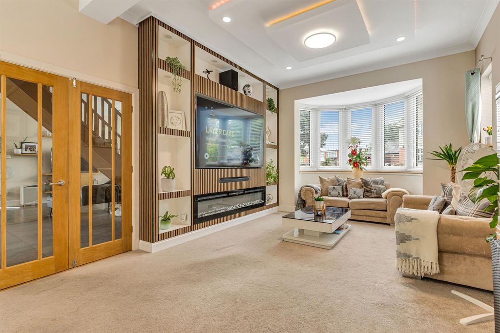 Property photo 2 of 35 Dual Aspect Lounge