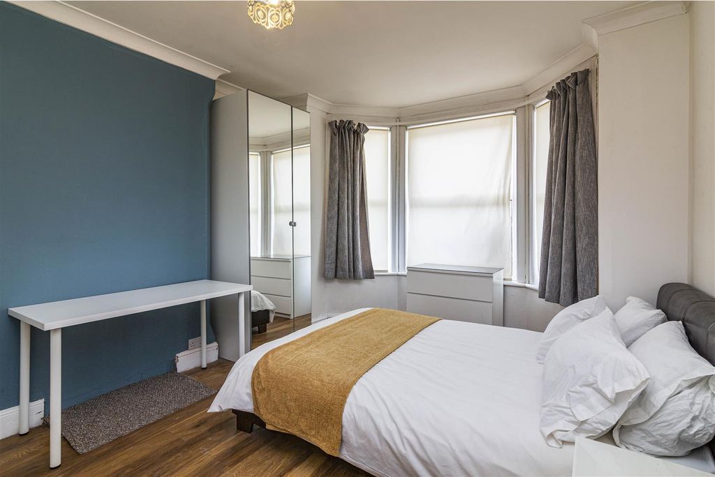 Property photo 3 of 6 17Roseburyave (9 Of 31).Jpg