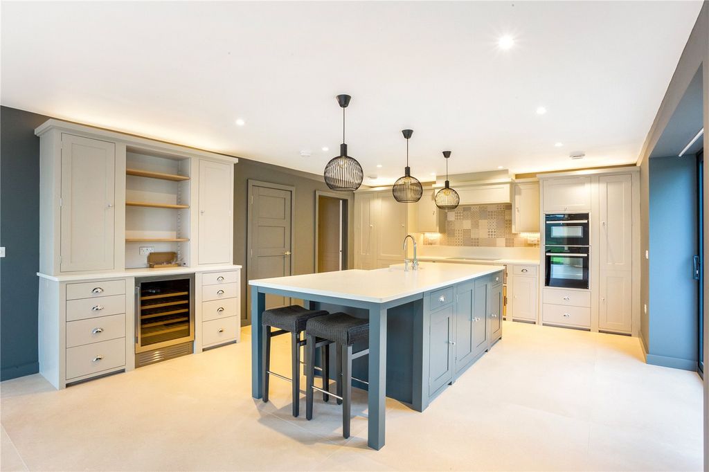 Property photo 2 of 19 Kitchen