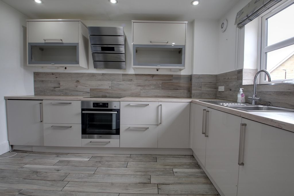 Property photo 3 of 16 Kitchen