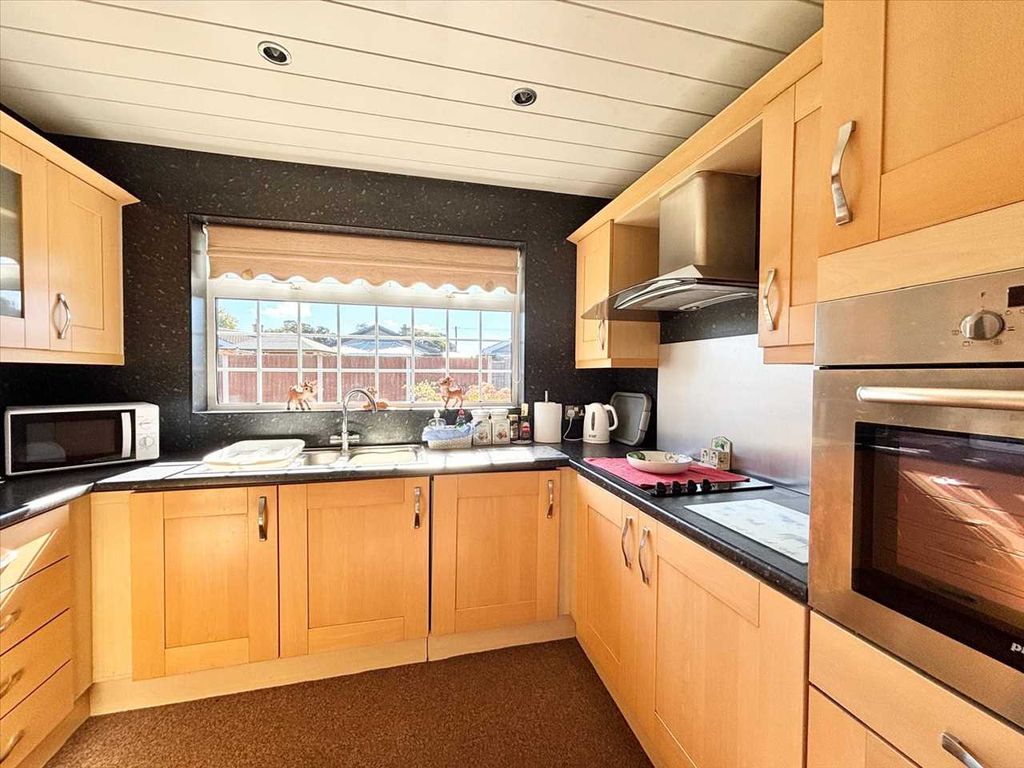 Property photo 2 of 19 Kitchen