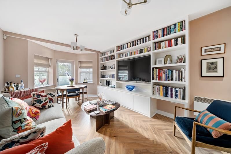 Property photo 1 of 11 Broomcroft Court 1 W4 Ph4 Lr.Jpg