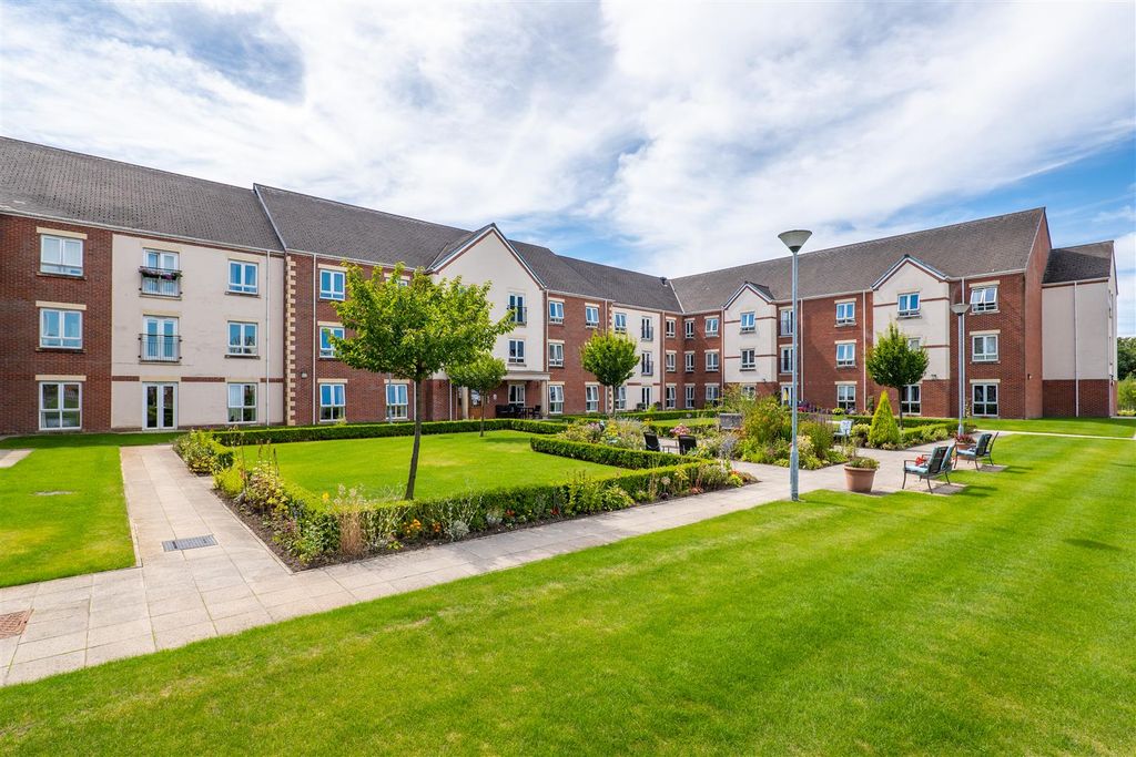 Property photo 1 of 19 Communal Gardens