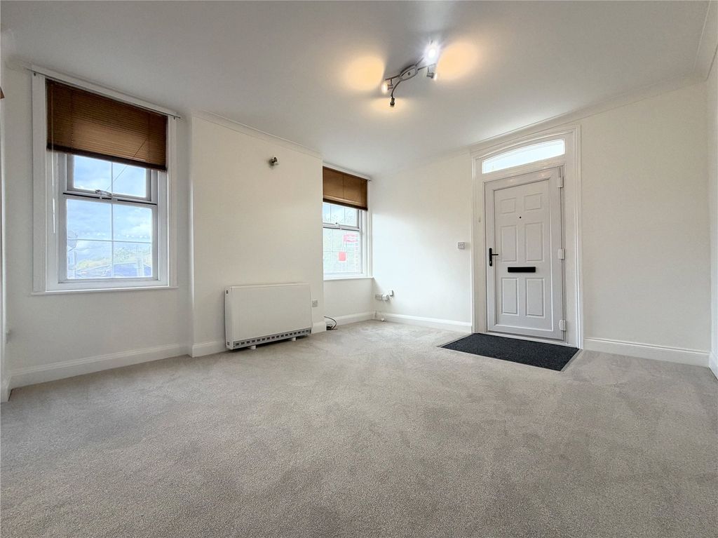 Property photo 3 of 16 Lounge