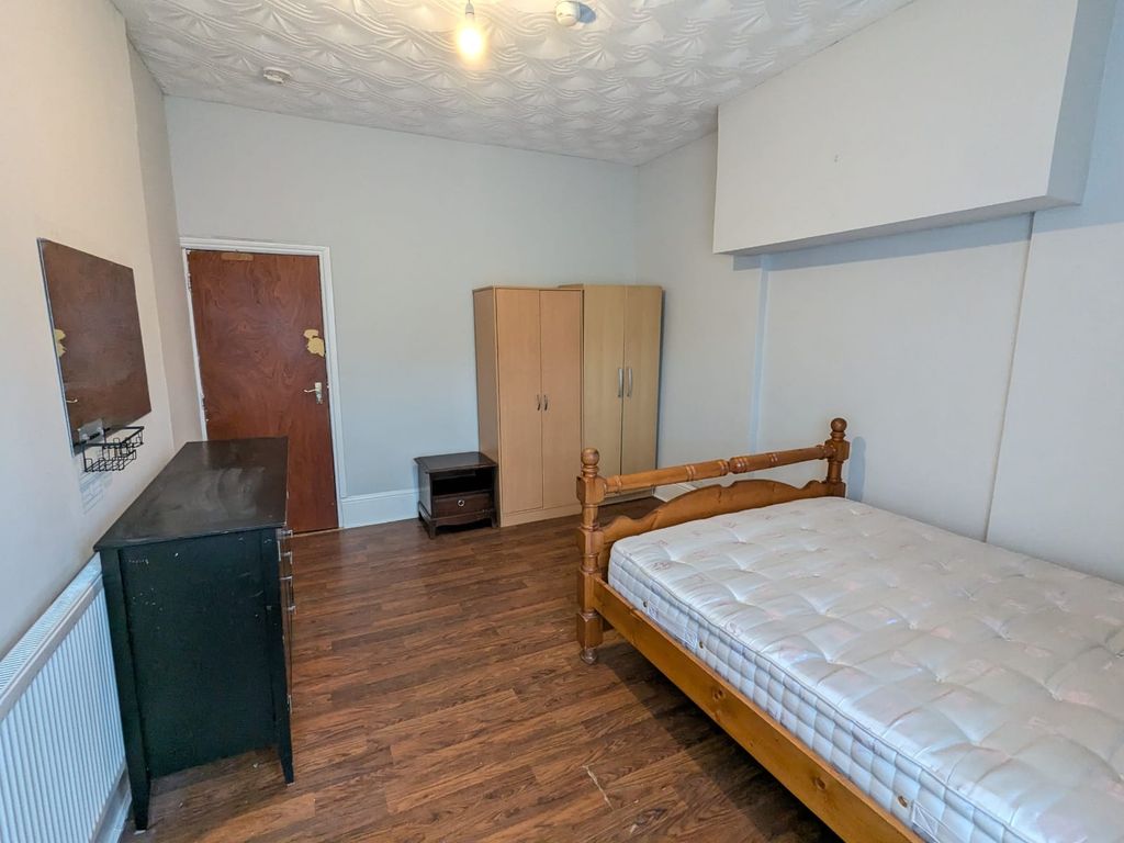 Property photo 1 of 7 Room 3