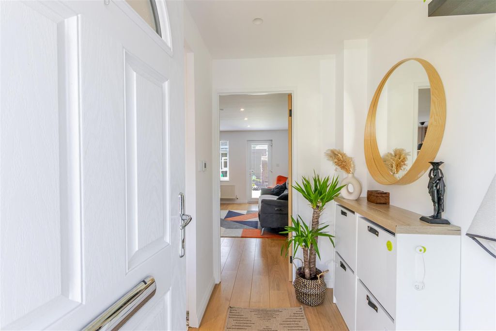 Property photo 3 of 28 Entrance Hall