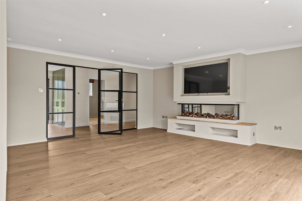 Property photo 2 of 39