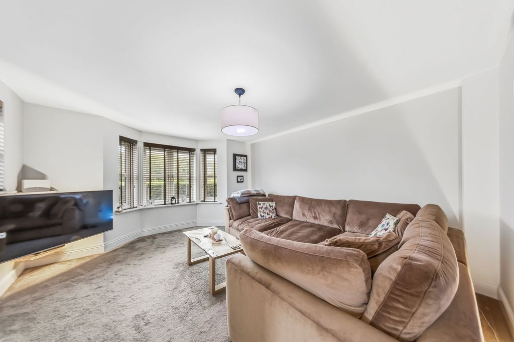 Property photo 2 of 32