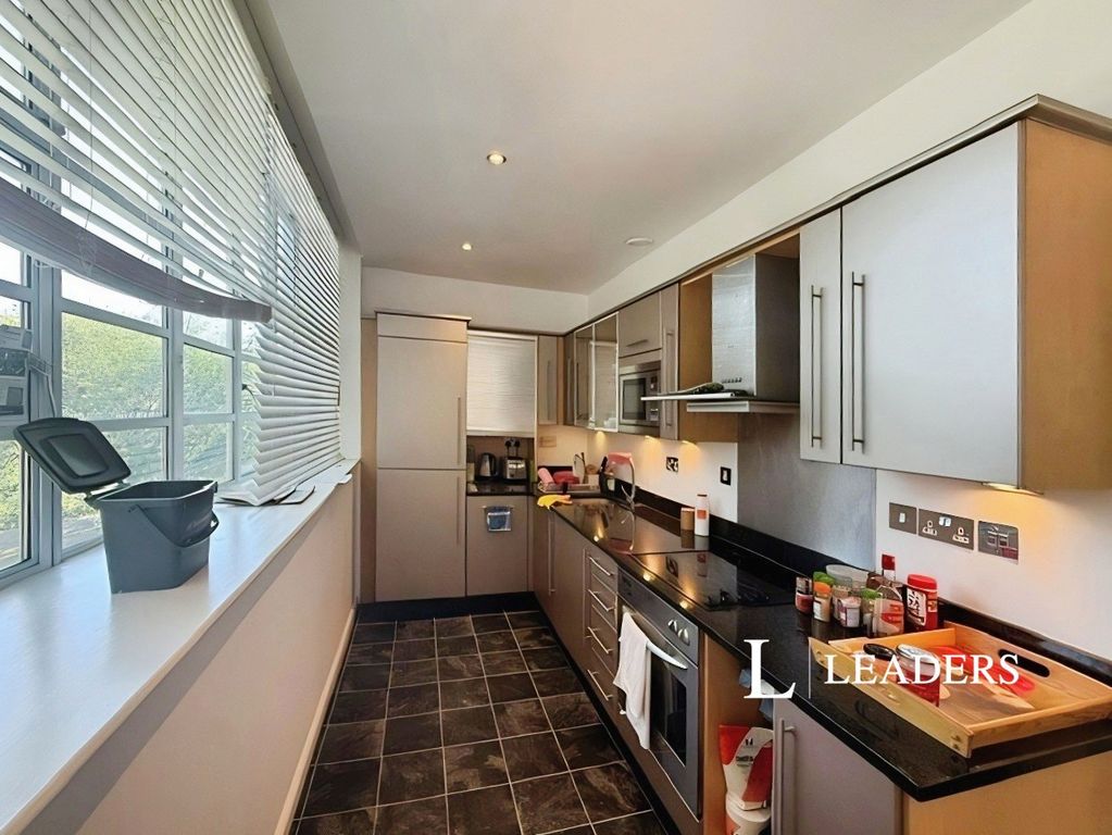 Property photo 3 of 10 Kitchen