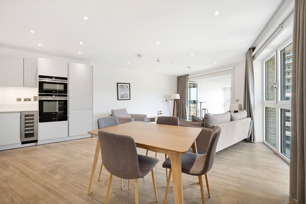Property photo 3 of 14 Wiverton Tower