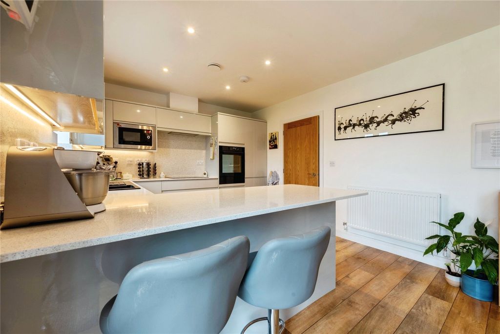 Property photo 2 of 21 Picture No. 11