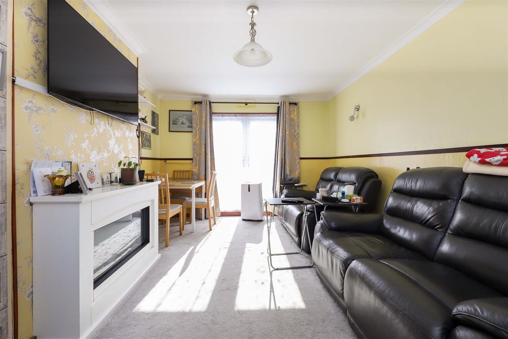 Property photo 3 of 11 Living Room