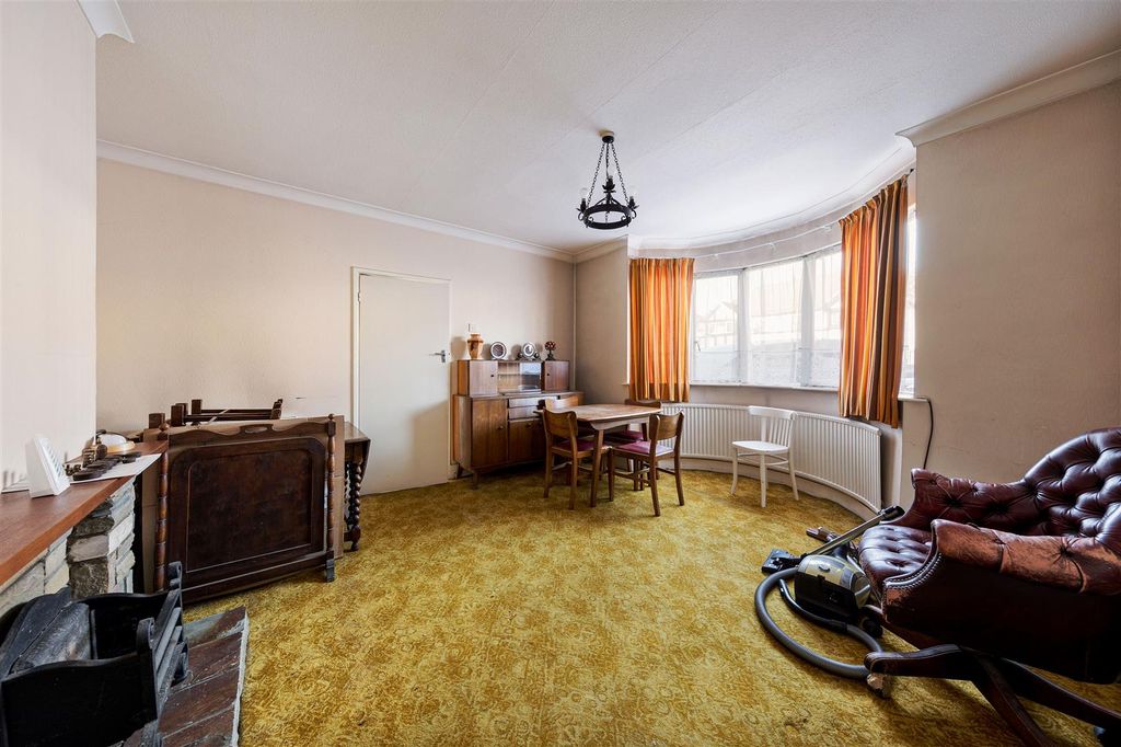 Property photo 2 of 31 New Road, E4