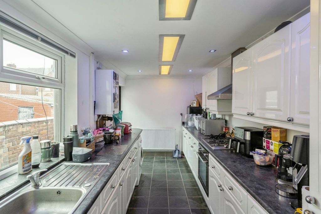 Property photo 3 of 10 Kitchen