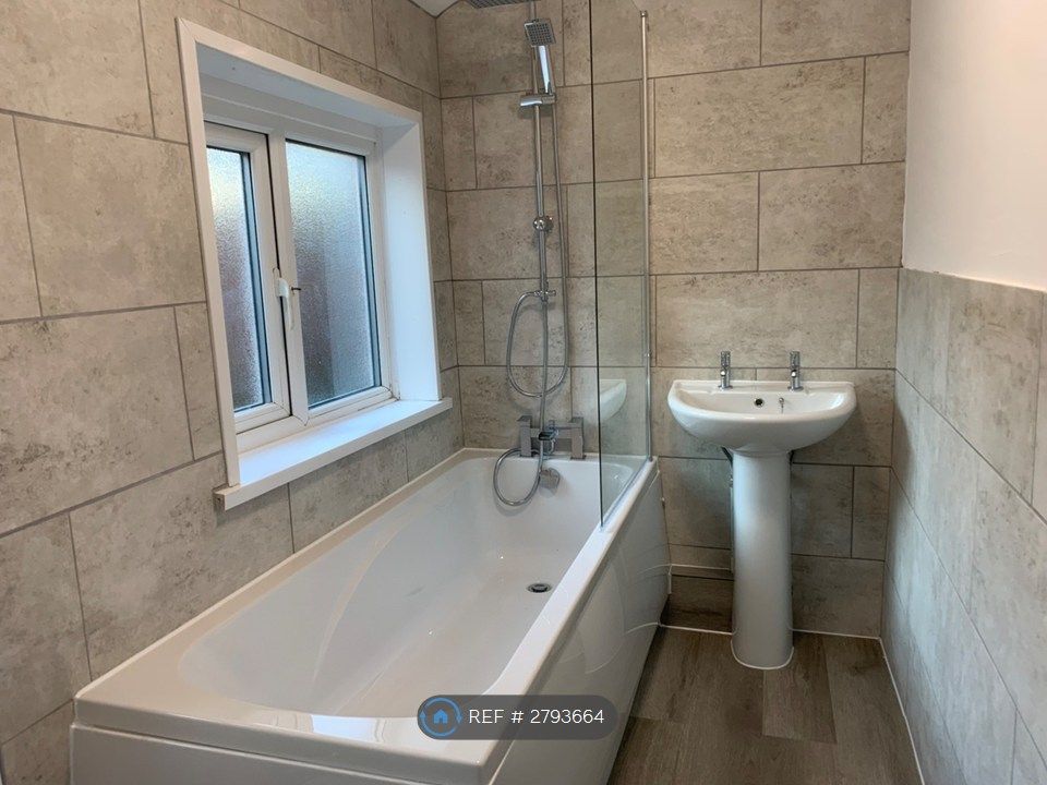 Property photo 3 of 9 Bathroom