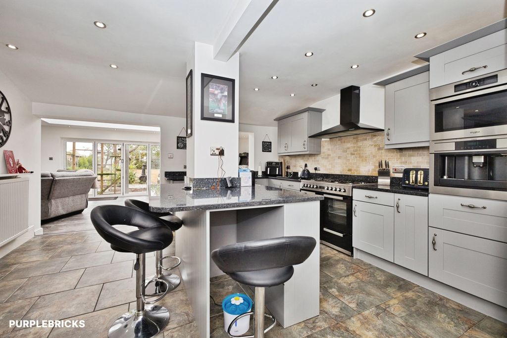 Property photo 2 of 31