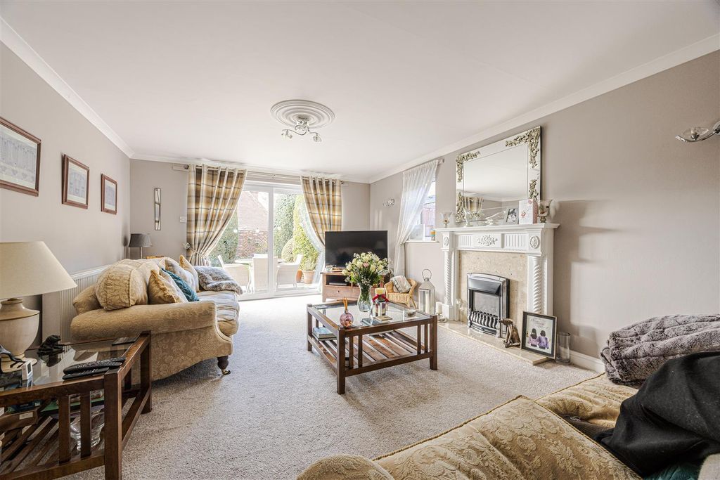 Property photo 3 of 21 Lounge