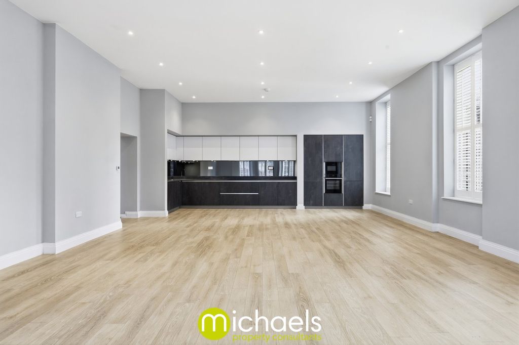 Property photo 3 of 32