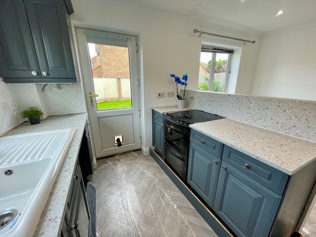 Property photo 3 of 10 Kitchen