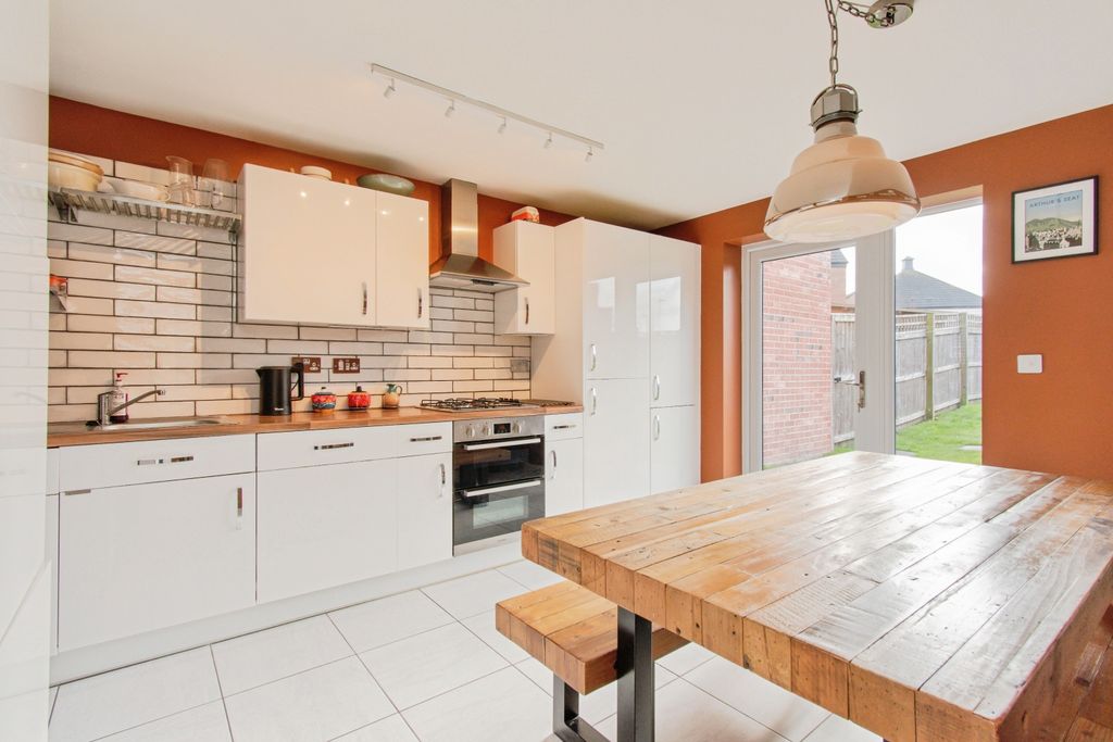Property photo 3 of 15 Kitchen/Dining Room
