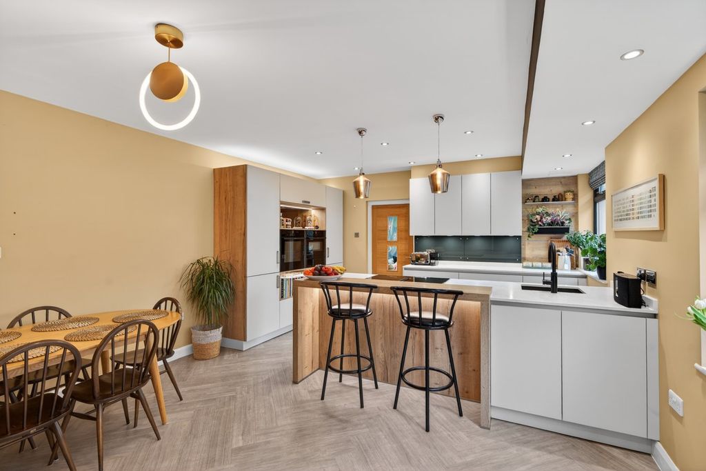 Property photo 3 of 37