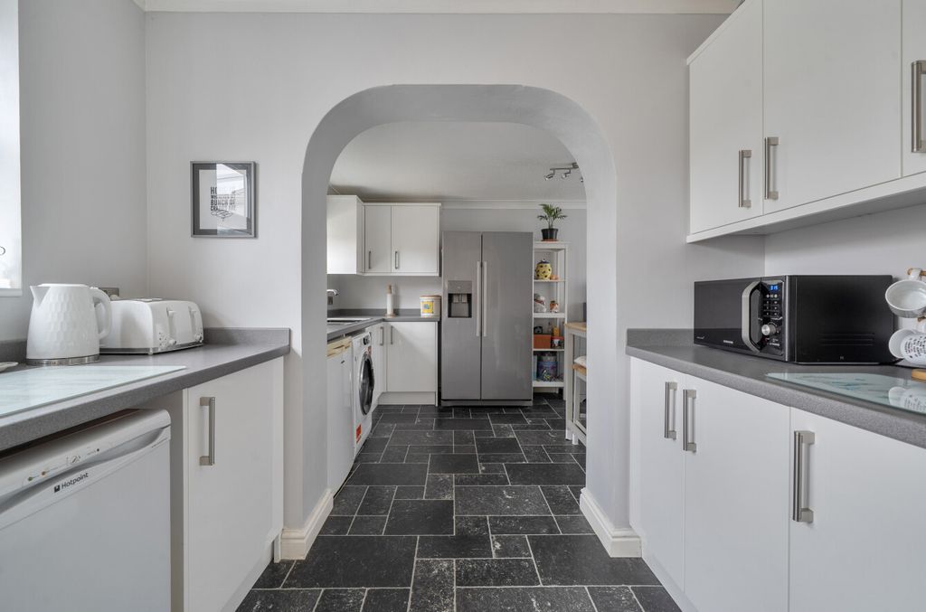 Property photo 3 of 20 1418159-18-699898...