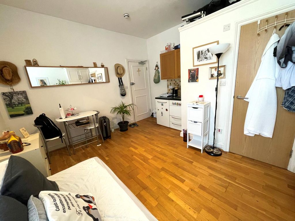 Property photo 2 of 6 Bedroom