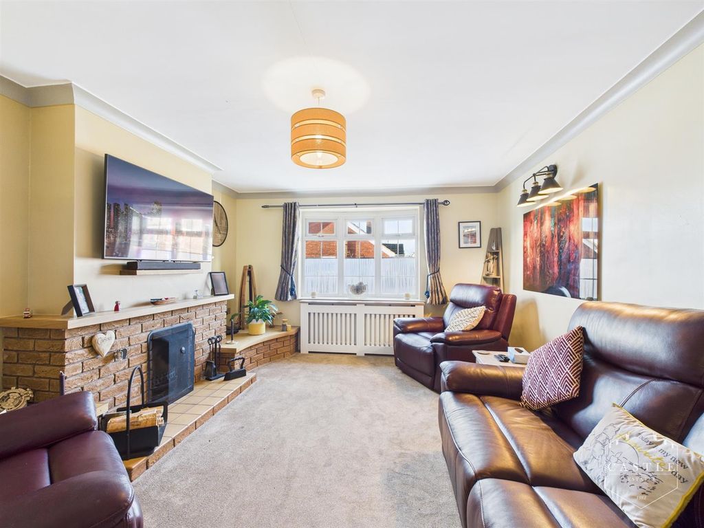 Property photo 3 of 20 Lounge