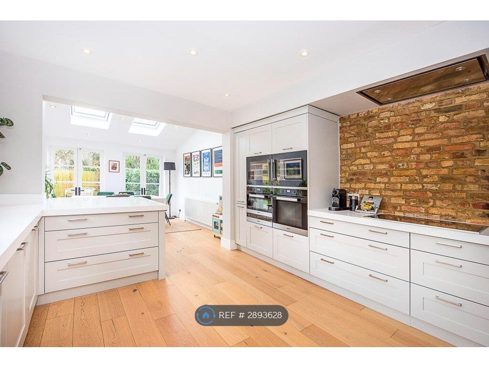 Property photo 3 of 16 Stunning Open Plan Kitchem