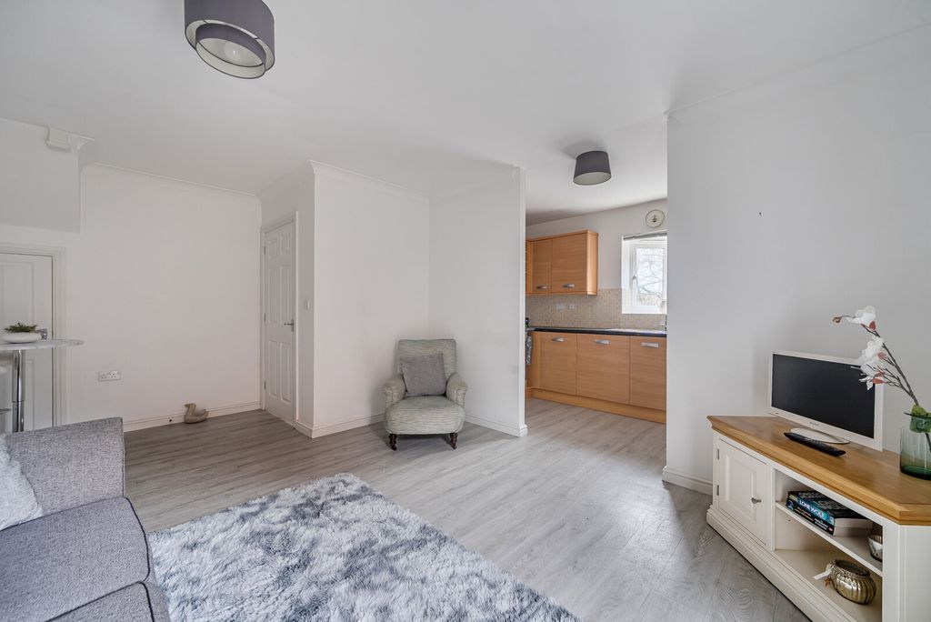 Property photo 3 of 16 1397182-10-696507...