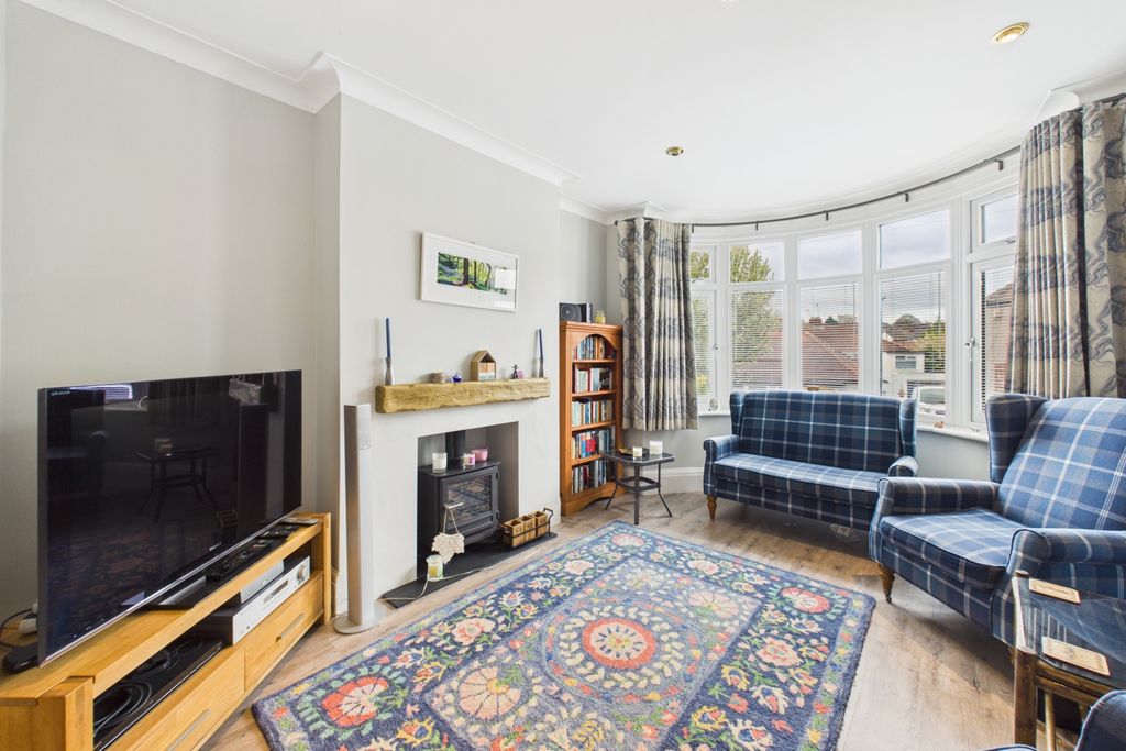 Property photo 3 of 31 Lounge