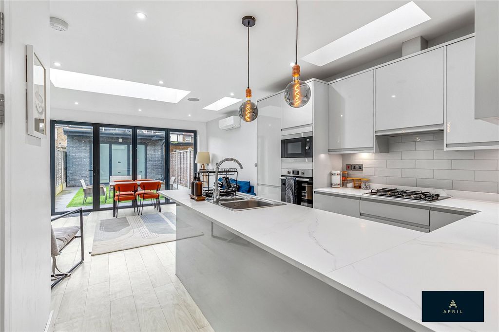 Property photo 2 of 37 Picture No. 28