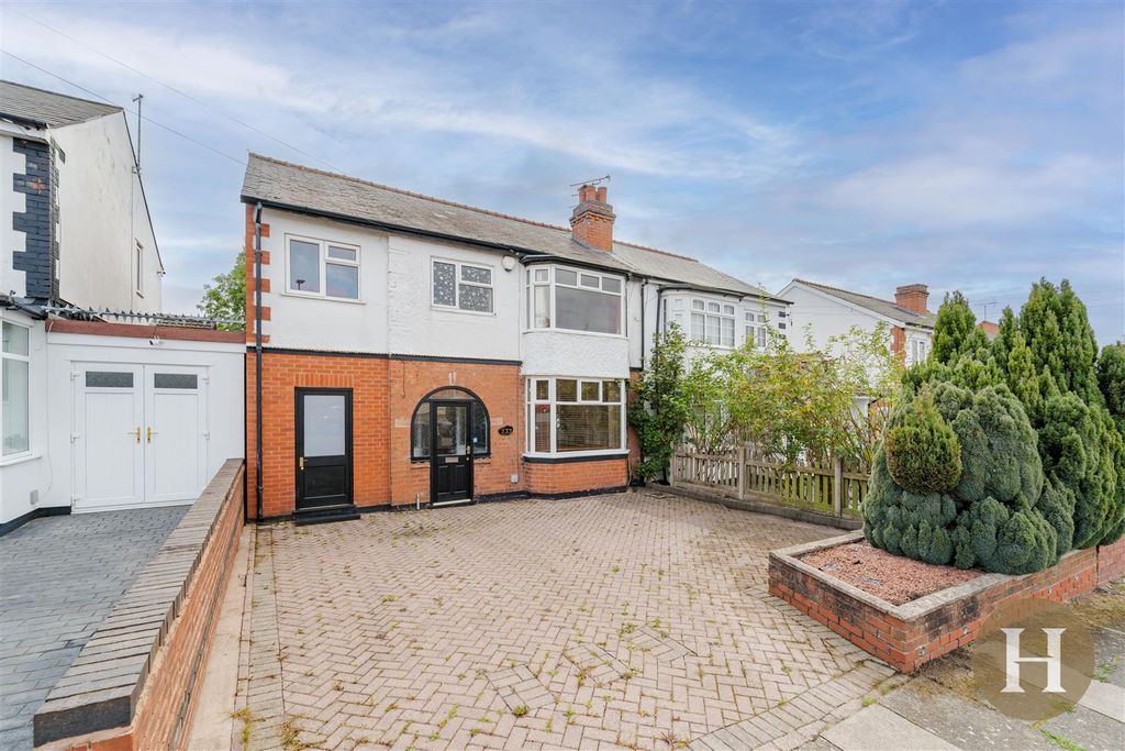 Property photo 1 of 33 Hadleigh Estate Agents-32.Jpg