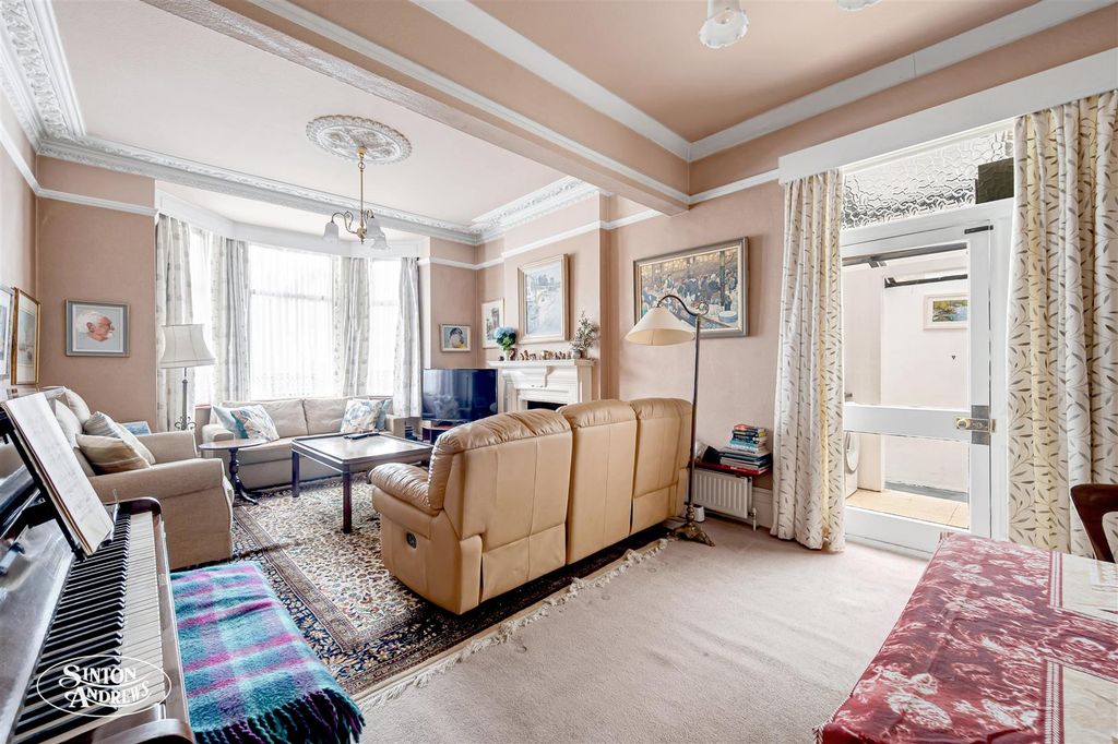 Property photo 3 of 13 19 Carew Road-4.Jpg