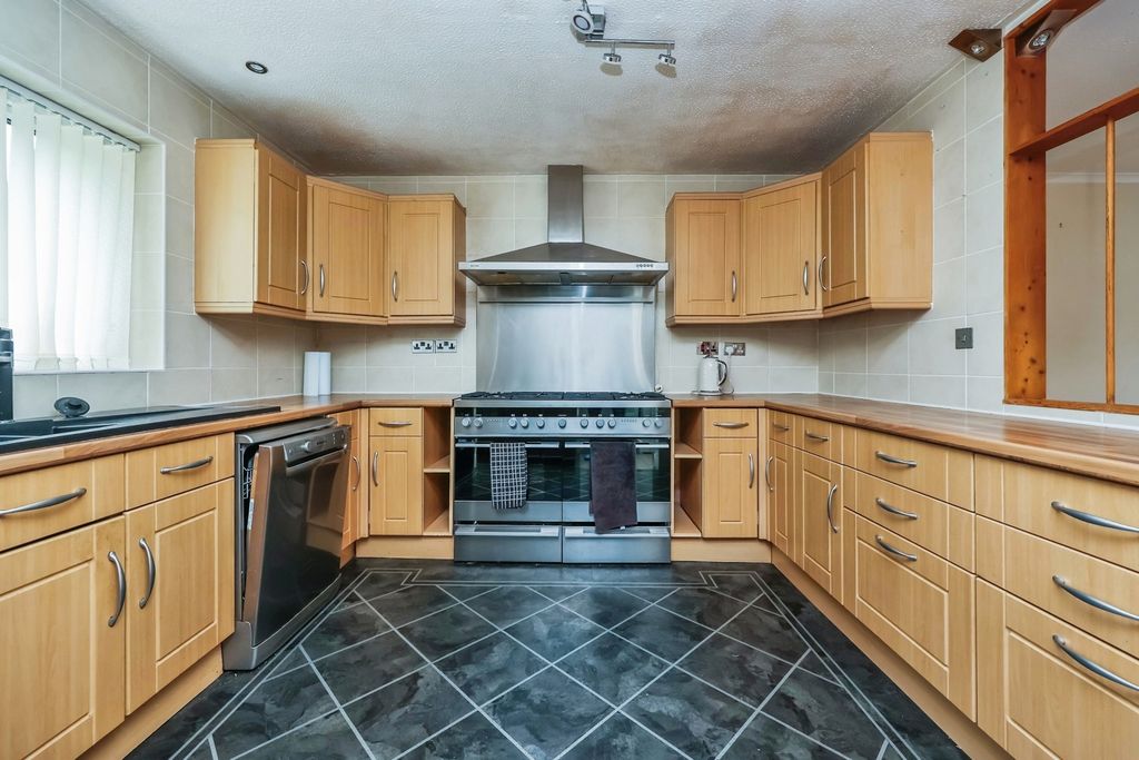 Property photo 2 of 17 Fitted Kitchen