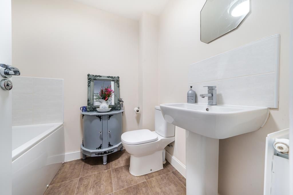 Property photo 2 of 11 Bathroom