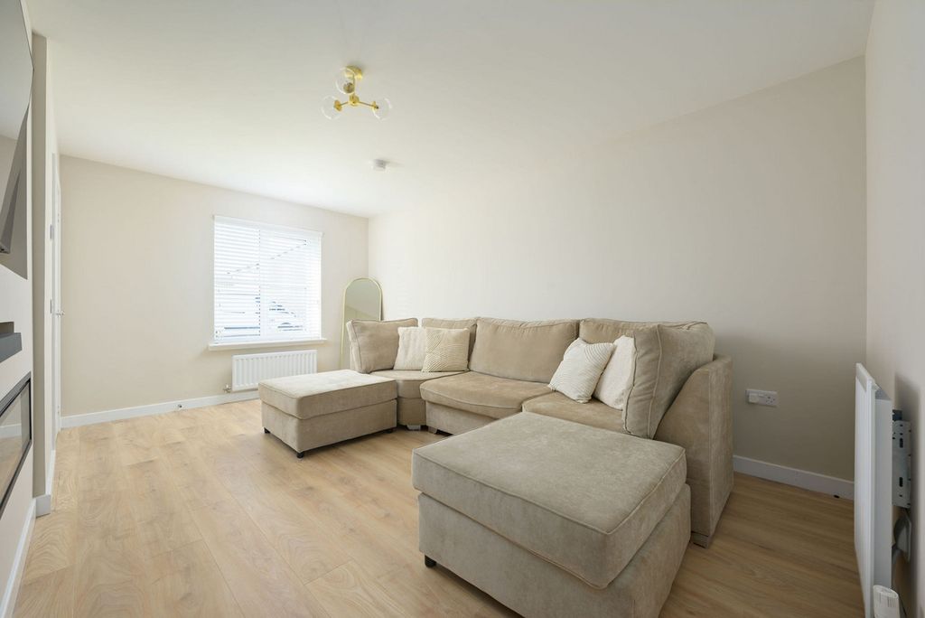 Property photo 2 of 31