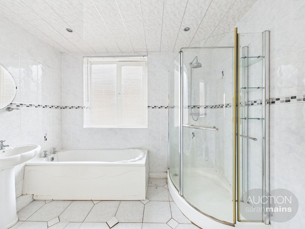 Property photo 3 of 13 Bathroom