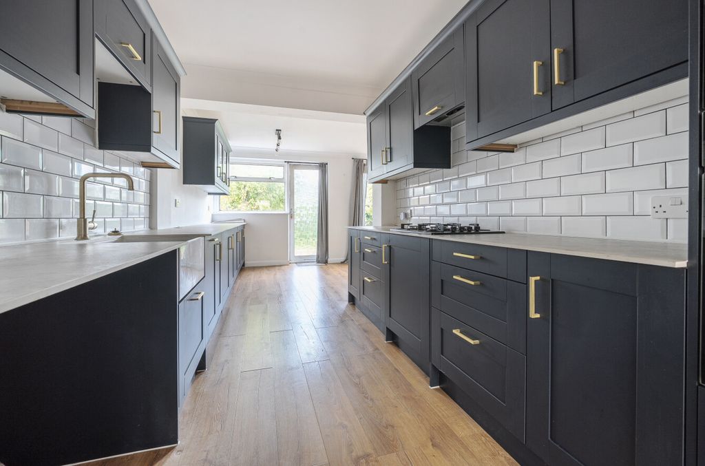 Property photo 2 of 13 1334460-10-689636...