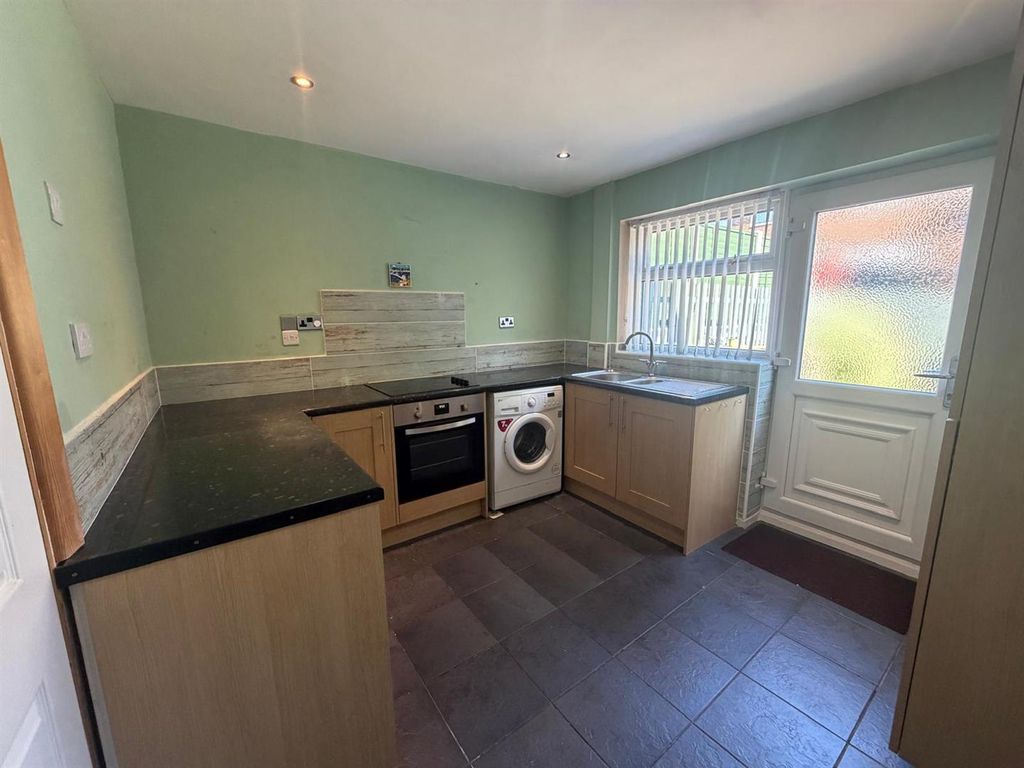 Property photo 3 of 15 Fitted Kitchen: