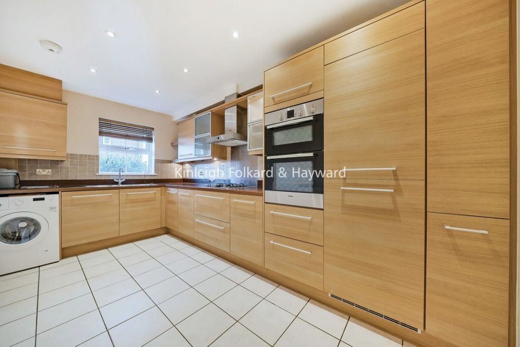 Property photo 3 of 12 Kitchen