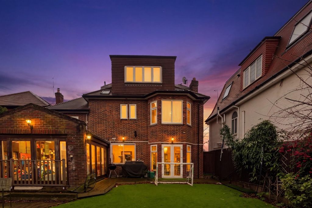 Property photo 1 of 17 Garden Twilight