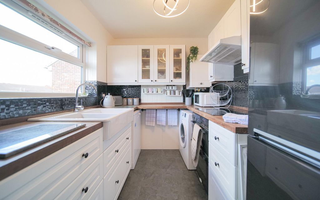 Property photo 2 of 8 Kitchen