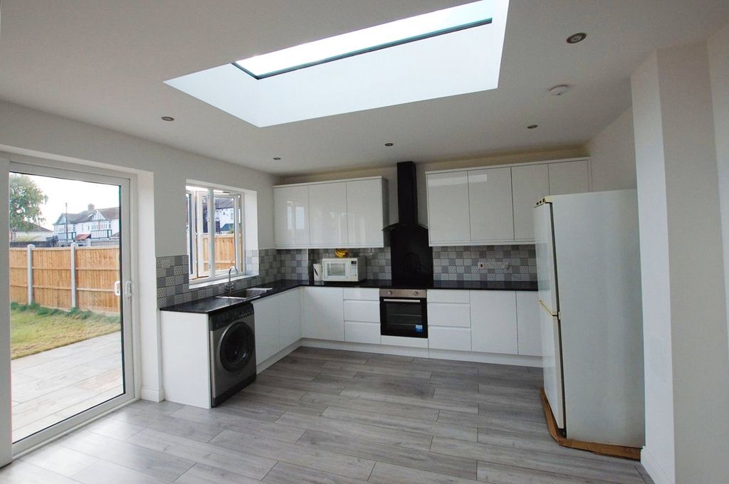 Property photo 3 of 10 Kitchen