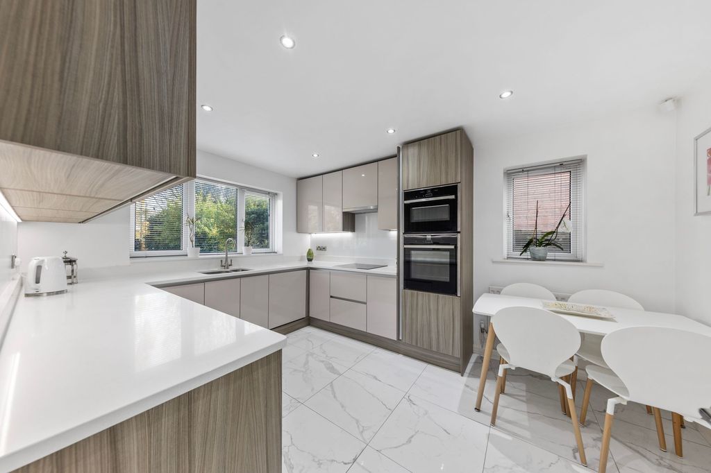 Property photo 2 of 31