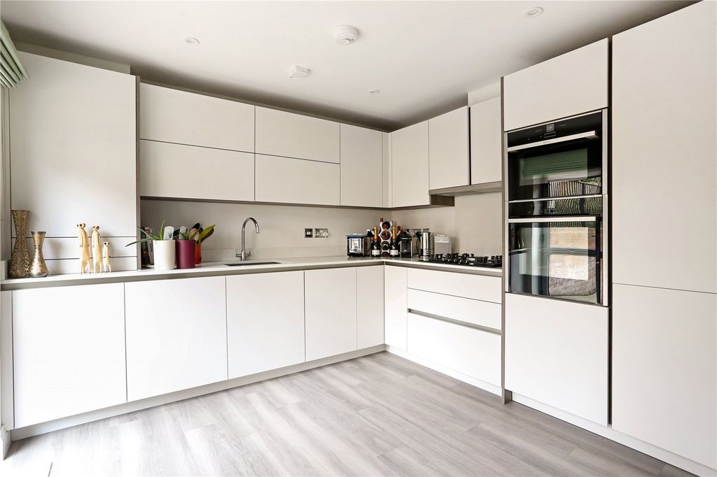 Property photo 3 of 10 Kitchen