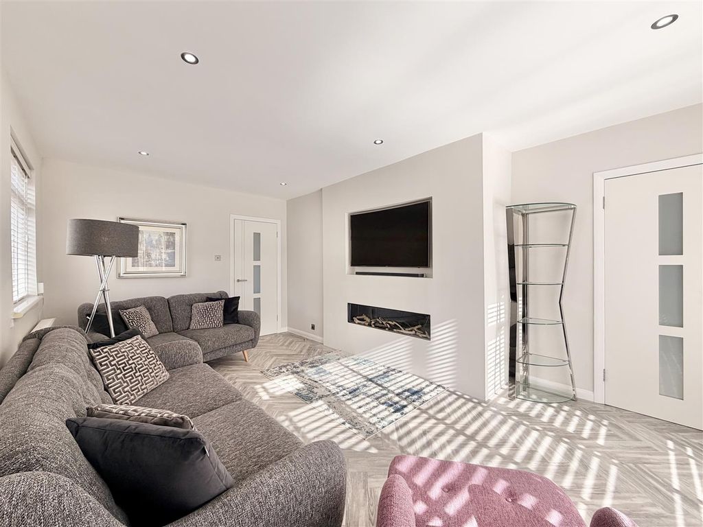 Property photo 3 of 18 Lounge